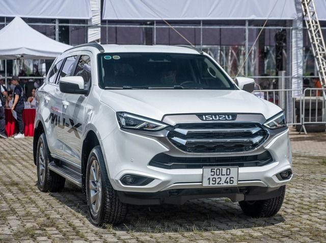 Đại lý đang thanh lý những chiếc Isuzu mu-X 2022 cuối cùng: Giảm giá mạnh nhất xuống còn 170 triệu đồng, cạnh tranh với Santa Fe nhưng có giá ngang với Tucson.