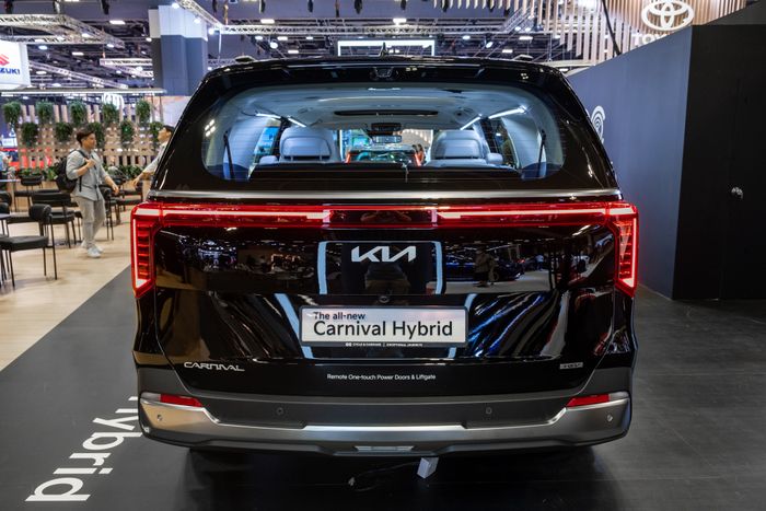 Kia Carnival 2024 lần đầu ra mắt tại Đông Nam Á: Hệ thống đèn mới giống như xe Cadillac, nội thất hiện đại hơn, bổ sung thêm động cơ hybrid, sẽ sớm có mặt tại Việt Nam - Ảnh 6.