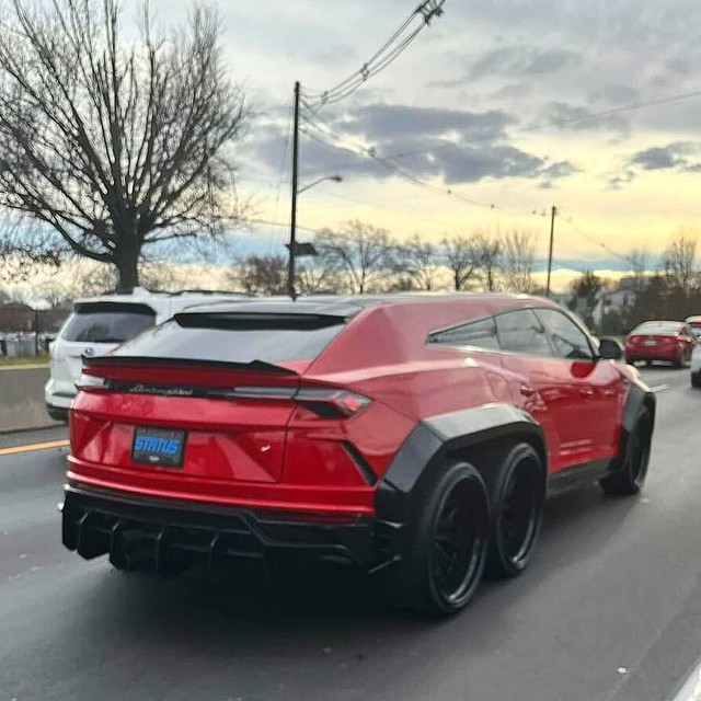 Lamborghini Urus độ 6 bánh siêu hầm hố - Hình 3.