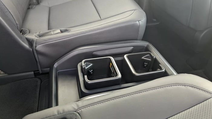 Lexus TX có khay đựng cốc đặc biệt, có thể dễ dàng tháo lắp và vệ sinh để... mang ra ngoài sử dụng - Ảnh 3.