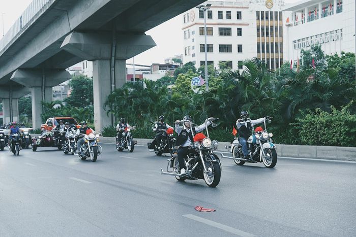 Phố phường Hà Nội xôn xao vì đoàn rước dâu bằng dàn mô tô trị giá 20 tỷ, gia thế 'không phải dạng vừa' - Ảnh 7.