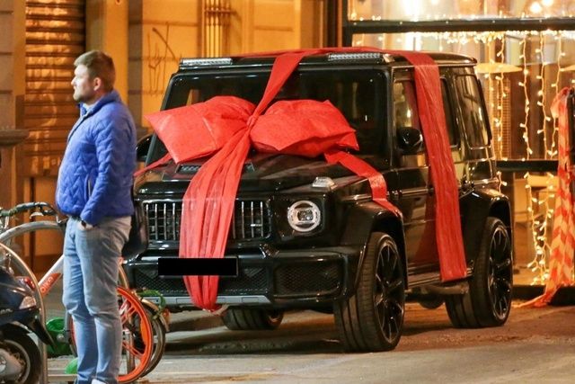 Ronaldo khoe chiếc Mercedes G-Class mà bạn gái tặng sinh nhật: Chỉ có 10 chiếc trên toàn thế giới, giá đắt gấp 5 lần G 63 - Ảnh 2.