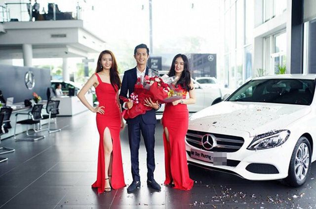 Nhóm hài giàu nhất Việt Nam: Một người đầu tư hàng tỷ đồng vào chiếc Mercedes C200, 'rải tiền' để tổ chức kỉ niệm 3 tháng tình yêu, còn người kia mua chiếc Mercedes E250 thượng lưu - Hình 2.