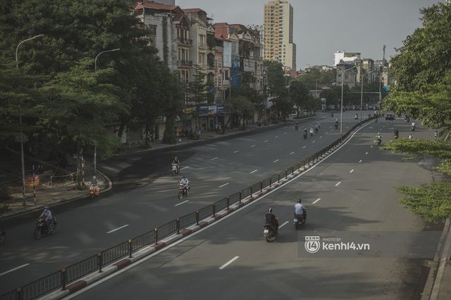 Hà Nội ngày đầu thực hiện giãn cách xã hội theo Chỉ thị 16: Phố phường vắng hoe, các quán đóng cửa im lìm - Ảnh 16.