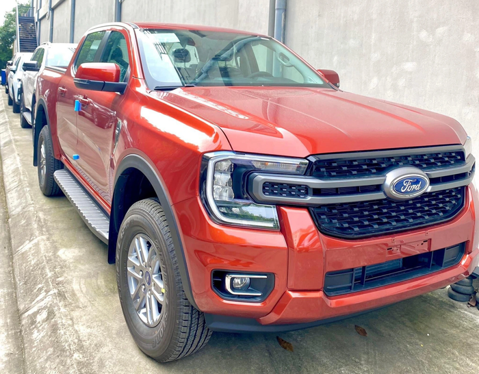 Ford Ranger Sport và XLS 2023 đã có mặt tại các đại lý: Cải tiến đa dạng để phù hợp với gu thị hiếu của người tiêu dùng Việt, tiếp tục vượt trội so với Hilux và Triton - Ảnh 4.