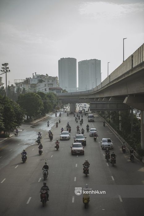 Hà Nội ngày đầu thực hiện giãn cách xã hội theo Chỉ thị 16: Phố phường vắng hoe, các quán đóng cửa im lìm - Ảnh 17.