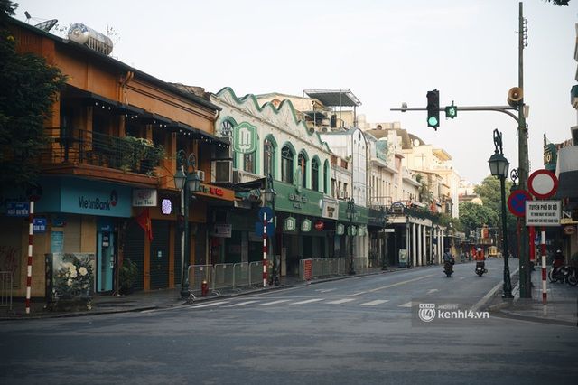 Hà Nội trong ngày đầu thực hiện giãn cách xã hội theo Chỉ thị 16: Phố phường vắng hoe, các quán đóng cửa im lìm - Ảnh 5.