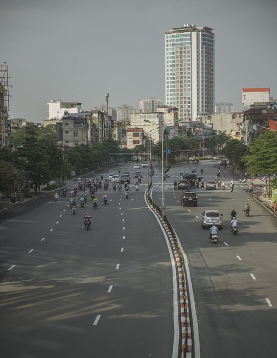 Hà Nội ngày đầu thực hiện giãn cách xã hội theo Chỉ thị 16: Phố phường vắng hoe, các quán đóng cửa im lìm - Ảnh 14.