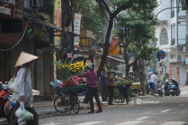 Hà Nội ngày đầu thực hiện giãn cách xã hội theo Chỉ thị 16: Phố phường vắng hoe, các quán đóng cửa im lìm - Ảnh 12.