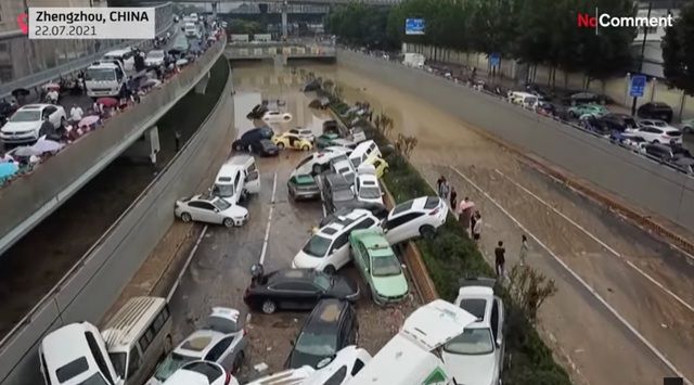 Hình ảnh đau lòng của hàng trăm xe ô tô chất đống lên nhau sau trận lụt: Đa số là các xe sang đắt tiền - Ảnh 2.