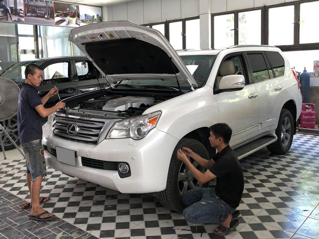 Thợ Việt biến đổi Lexus GX 460 từ một chiếc xe trị giá 2 tỷ đồng thành một chiếc xe gần 6 tỷ đồng chỉ với chi phí 300 triệu đồng, khiến người xem khó có thể nhận ra.