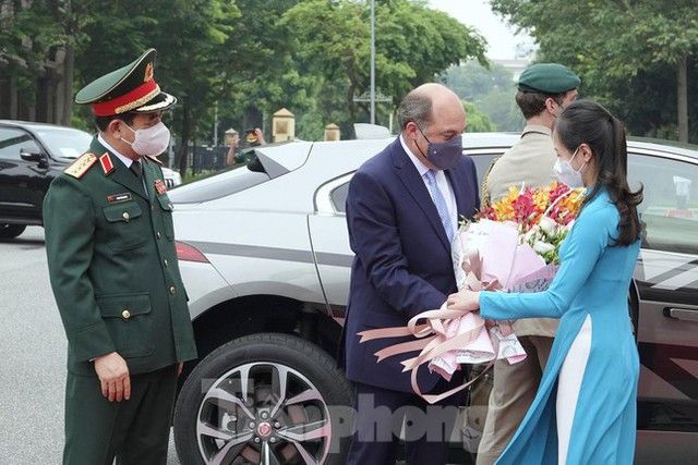 Một chiếc xe điện đặc biệt đã đưa Bộ trưởng Quốc phòng Anh tới gặp Đại tướng Phan Văn Giang - Ảnh 3.