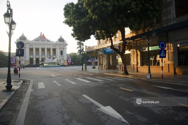 Hà Nội trong ngày đầu thực hiện giãn cách xã hội theo Chỉ thị 16: Phố phường vắng hoe, các quán đóng cửa im lìm - Ảnh 7.