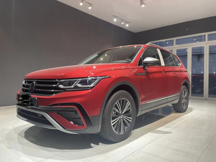 Đua đòi với Mercedes GLB, Volkswagen Tiguan 2023 giảm giá 100 triệu đồng để thu hút khách hàng, bản cũ được giảm giá sâu chưa từng thấy - Hình ảnh 1.