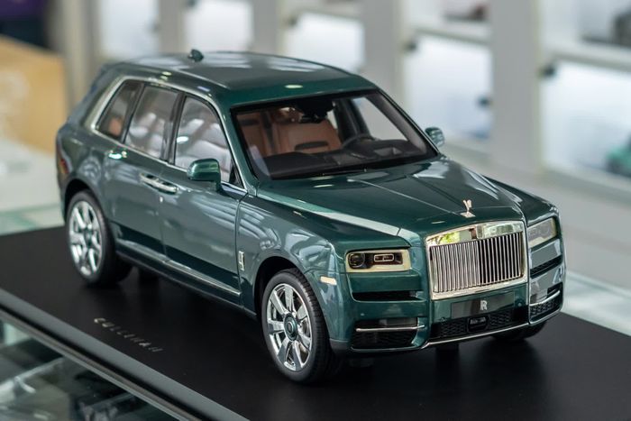 Mô hình Rolls-Royce Cullinan có giá 1,2 tỷ đồng xuất hiện tại Việt Nam: Nhiều chi tiết giống xe thực, bao gồm cả trần xe với hình ảnh bầu trời đầy sao - Ảnh 1.