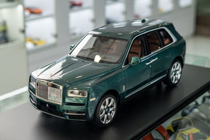 Mô hình Rolls-Royce Cullinan có giá 1,2 tỷ đồng xuất hiện tại Việt Nam: Nhiều chi tiết giống xe thực, bao gồm cả trần xe với hình ảnh bầu trời đầy sao - Ảnh 5.