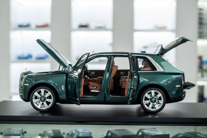 Mô hình Rolls-Royce Cullinan có giá 1,2 tỷ đồng xuất hiện tại Việt Nam: Nhiều chi tiết giống xe thực, bao gồm cả trần xe với hình ảnh bầu trời đầy sao - Ảnh 6.