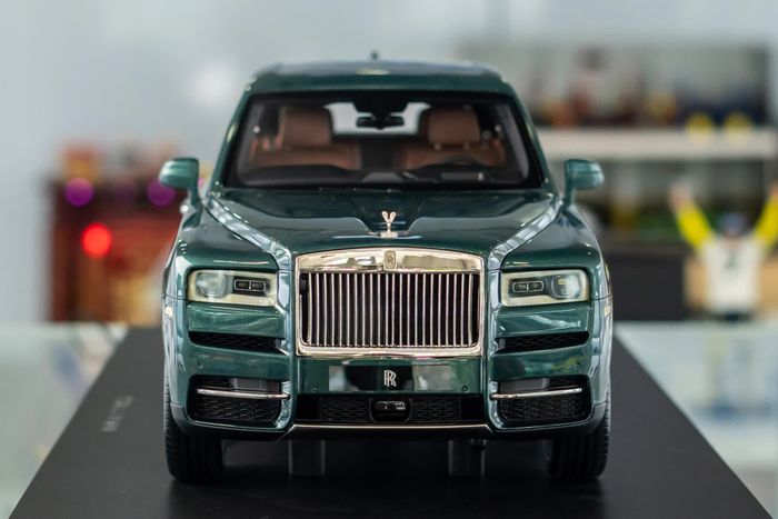 Mô hình Rolls-Royce Cullinan có giá 1,2 tỷ đồng xuất hiện tại Việt Nam: Nhiều chi tiết giống xe thực, bao gồm cả trần xe với hình ảnh bầu trời đầy sao - Ảnh 2.