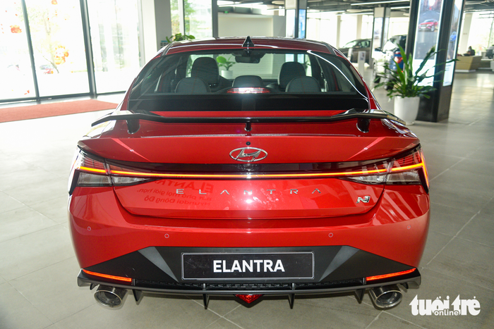 Hyundai Elantra N tại đại lý, đối thủ cạnh tranh với Honda Civic Type R