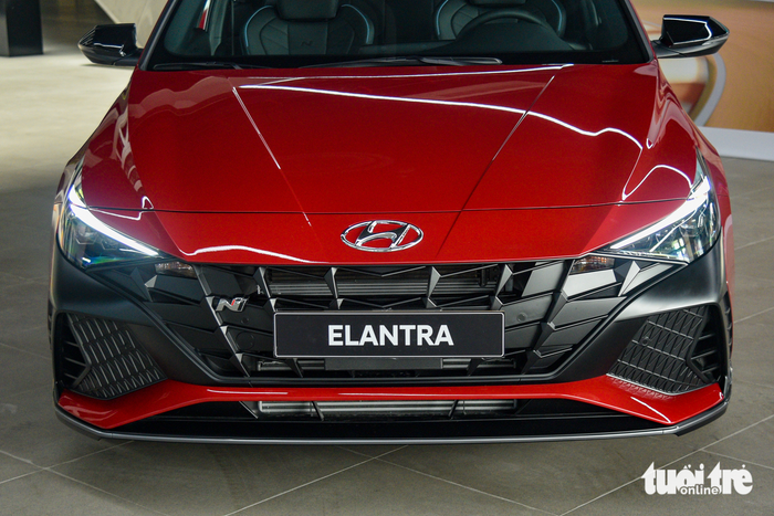 Hyundai Elantra N tại đại lý, đối thủ cạnh tranh với Honda Civic Type R