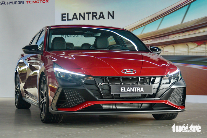 Hyundai Elantra N tại đại lý, đối thủ cạnh tranh với Honda Civic Type R