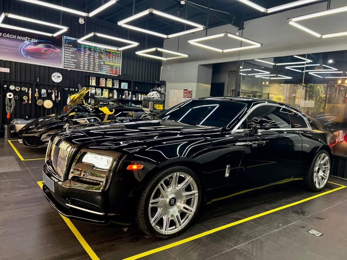 Chiếc Rolls-Royce Wraith của Cường Đô La đang được rao bán với giá hơn 17 tỷ đồng: Được trang bị bộ mâm đắt tiền, đã đi được hơn 7.000km sau 7 năm - Ảnh 2.