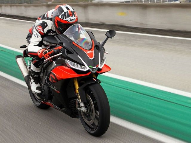 Siêu mô tô Aprilia RSV4 1100 Factory phiên bản 2021 sắp ra mắt tại Việt Nam với giá được đồn đoán không kém cạnh Toyota Camry. (Ảnh minh họa)