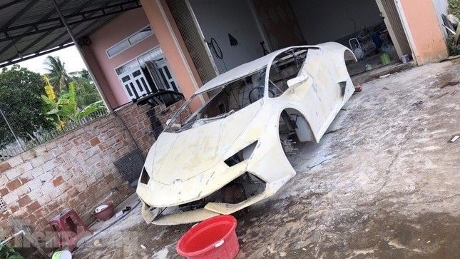 Nhóm thanh niên 'độ' xe cổ thành siêu xe Lamborghini - Ảnh 4.