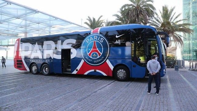 Châu Âu đang gặp khó khăn với vấn đề năng lượng, PSG quyết định sử dụng xe bus du đấu thay vì chuyên cơ