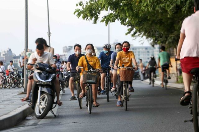 Hà Nội đang nghiên cứu thí điểm việc thiết lập các làn đường riêng cho xe đạp - Ảnh 1.