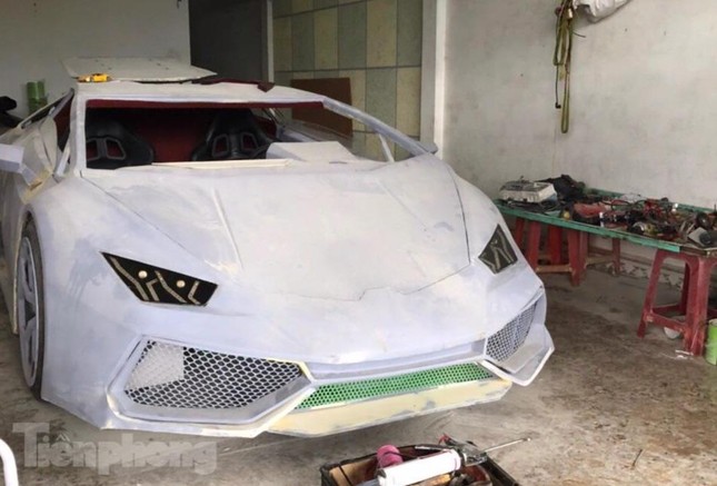 Nhóm thanh niên 'độ' xe cổ thành siêu xe Lamborghini - Ảnh 3.