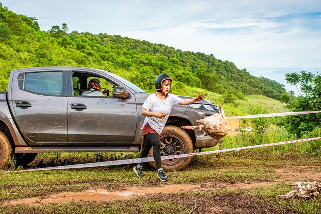 Hàng chục chiếc Mitsubishi Triton tham gia cuộc thi offroad tại Hòa Bình, tạo ra một đường đua độc đáo mô phỏng nhiều tình huống khó khăn giống như trong thực tế. (Ảnh: 4)