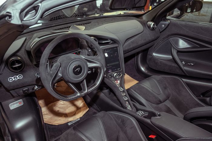 McLaren 720S Spider chính hãng với giá từ 20,2 tỷ đồng - Món đồ chơi mê hoặc của giới giàu Việt - Ảnh 3.