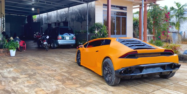 Nhóm thanh niên 'độ' xe cổ thành siêu xe Lamborghini - Ảnh 5.