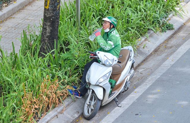 Dàn ảnh: Shipper, xe ôm công nghệ tại Hà Nội gồng mình để kiếm sống dưới cái nắng 37 độ C - Ảnh 15.