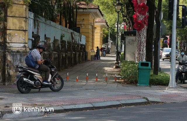 Tình hình vỉa hè ở TP.HCM sau 5 năm lắp rào chắn xe máy: Ảnh 12.