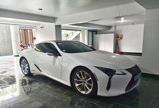 Chiếc Lexus LC500h siêu hiếm tại Việt Nam đang được bán lại chỉ với giá hơn 7 tỷ đồng - Ảnh 1