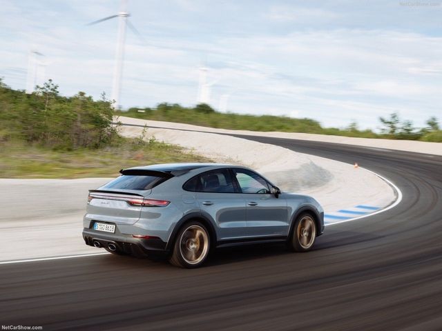 Porsche giới thiệu Cayenne Turbo GT Spied bản nâng cấp - Hình 5.