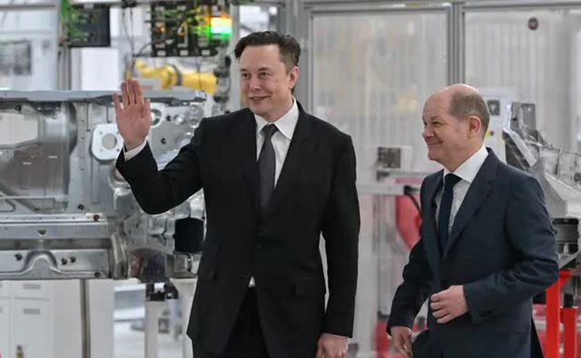 Elon Musk tái xuất khiêu vũ tại lễ khánh thành nhà máy siêu khổng lồ ở Đức - Hình 2.