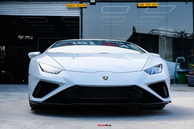 Khám phá chi tiết Lamborghini Huracan EVO RWD đầu tiên tại Việt Nam: Bên trong xe được trang bị nội thất hiện đại như xe sang, đi kèm với ghế đua bằng carbon - Xem ảnh số 3.