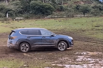 Người lái Hyundai Santa Fe tại Hà Giang đón xuân với màn drift đẳng cấp, được cộng đồng mạng đánh giá cao: Ấn tượng và chịu chơi - Hình 2.