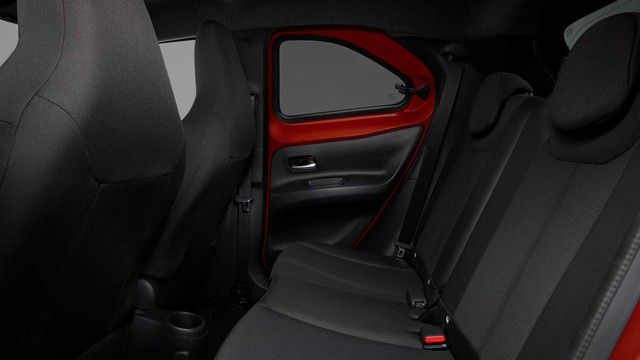 Toyota Aygo X được công bố: Cùng phân khúc Raize, đi kèm cửa sổ trời toàn cảnh - Ảnh 9.