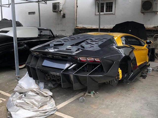 Lamborghini Aventador thay đổi hoàn toàn bên ngoài, trở thành một trong những chiếc xe đắt giá và độc đáo nhất tại Việt Nam, sử dụng toàn bộ bộ phận carbon, gợi nhớ đến siêu xe Centenario - Ảnh 1.