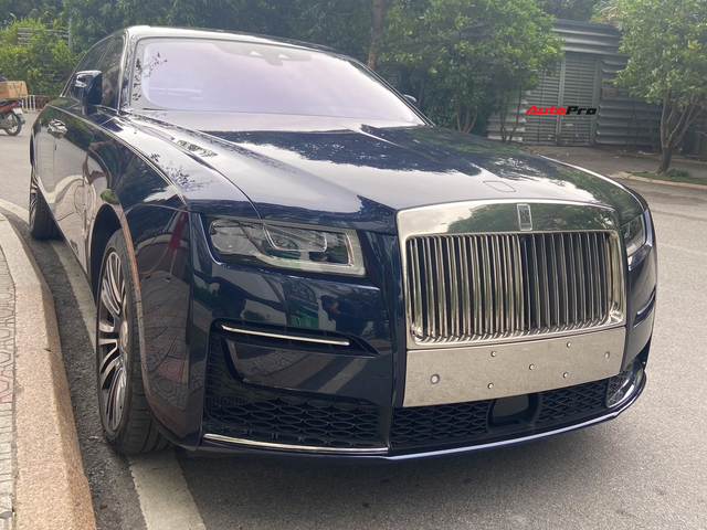 Giới thiệu sơ lược về Rolls-Royce Ghost 2021 màu độc nhất tại Việt Nam: Trở về quê hương, mặc dù chưa đăng ký ra biển số nhưng vẫn luôn tự tin lướt phố đầy uyển chuyển - Hình ảnh 1.