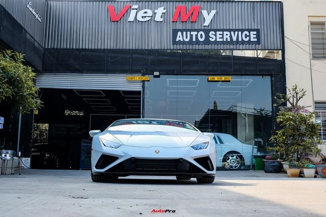 Lamborghini Huracan EVO RWD đầu tiên tại Việt Nam: Bên trong xe được trang bị những tiện nghi hiện đại như các dòng xe sang, kèm theo ghế đua bằng carbon - Xem ảnh số 1.