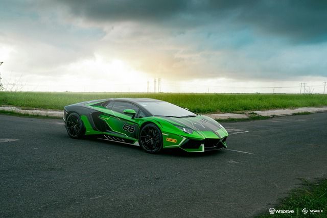 Lamborghini Aventador mui trần hiếm có tại Việt Nam được lột xác theo phong cách xe đua hàng triệu đô, trang bị nhiều 'đồ chơi' carbon đắt đỏ bị tháo ra gây tiếc nuối - Ảnh 1.