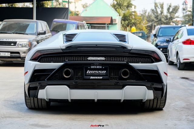 Khám phá chi tiết Lamborghini Huracan EVO RWD đầu tiên tại Việt Nam: Nội thất được trang bị hiện đại như xe sang, kèm theo ghế đua bằng carbon - Xem ảnh số 4.