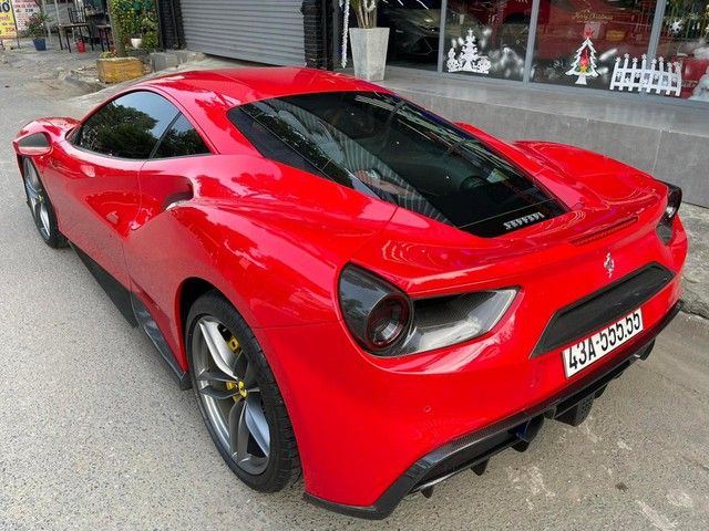 Mặc dù thiếu mâm và cánh gió độ, Ferrari 488 GTB vẫn được bán chỉ sau 10 ngày nhờ biển số ngũ quý 5 - Hình 2.