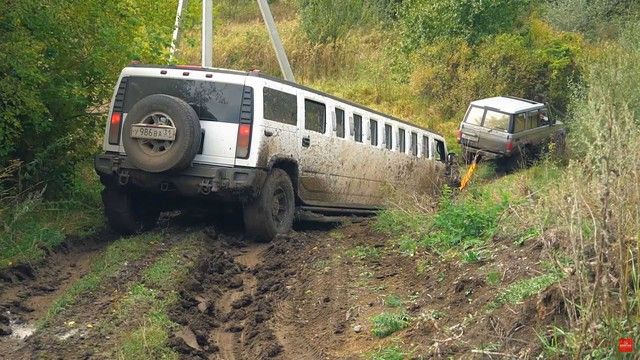 Hummer H2 biến hình thành dàn limousine dài 10 mét đáng chơi - Một trò chơi chỉ có thể được người Nga nghĩ ra - Ảnh 3.