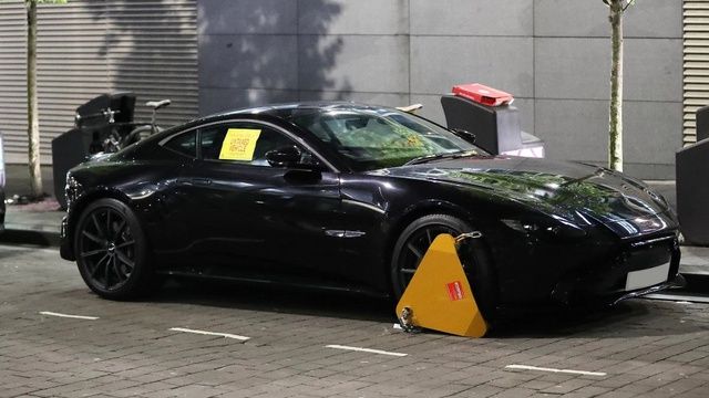 Thủ môn Manchester United cảm thấy bất lực khi phải sử dụng dịch vụ taxi để về nhà do siêu xe Aston Martin Vantage của anh bị cảnh sát khóa bánh - Ảnh 1.